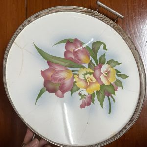 ถาดกระเบืองโบราณสมัยร.5 16" ลายช่อดอกชมพูขาวเหลือง บาน 6 ดอก มีรอยร้าว ขอบหูและสะพานอยู่ครบ - Image 2