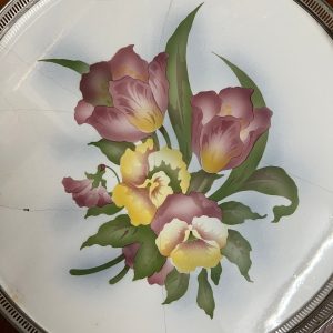 ถาดกระเบืองโบราณสมัยร.5 16" ลายช่อดอกชมพูขาวเหลือง บาน 6 ดอก มีรอยร้าว ขอบหูและสะพานอยู่ครบ - Image 3