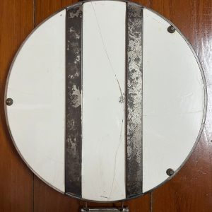 ถาดกระเบืองโบราณสมัยร.5 16" ลายช่อดอกชมพูขาวเหลือง บาน 6 ดอก มีรอยร้าว ขอบหูและสะพานอยู่ครบ - Image 4