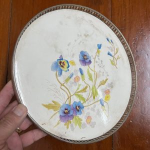 ถาดกระเบืองโบราณสมัยร.5 10" ลายช่อดอกนำ้เงินม่วงเหลือง ไม่มีรอยร้าว ไม่มีหู มีแต่ขอบ - Image 2