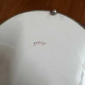 ถาดกระเบืองโบราณสมัยร.5 10" ลายช่อดอกนำ้เงินม่วงเหลือง ไม่มีรอยร้าว ไม่มีหู มีแต่ขอบ - Image 4