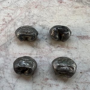 พดด้วงเสมัยอยุธยาม็ดหนึ่งสลึง ตราช้างผอม - Elephant(Thin) 1/4 B. หนักประมาณ 3.12 - 3.71 gms เม็ดแท้หาชมได้ยาก มีเอกลักษณ์ - Image 2