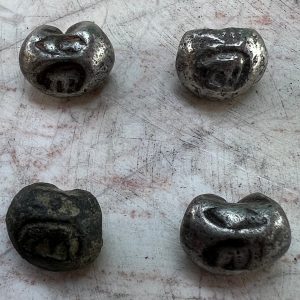 พดด้วงเสมัยอยุธยาม็ดหนึ่งสลึง ตราช้างผอม - Elephant(Thin) 1/4 B. หนักประมาณ 3.12 - 3.71 gms เม็ดแท้หาชมได้ยาก มีเอกลักษณ์ - Image 2