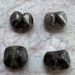 พดด้วงเสมัยอยุธยาม็ดหนึ่งสลึง ตราช้างผอม - Elephant(Thin) 1/4 B. หนักประมาณ 3.12 - 3.71 gms เม็ดแท้หาชมได้ยาก มีเอกลักษณ์ - Image 3