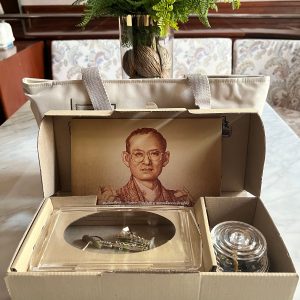 กล่องบรรเลงดนตรีเพลงพระราชนิพนธ์แบบไขรานของมูลนิธิโทรทัศน์เฉลิมพระเกียรติผ่านดาวเทียม พร้อมธนบัตร 7 รอบในหลวงสมบูรณ์ - Image 2