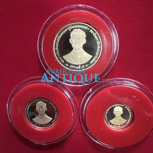 เหรียญกษาปณ์ที่ระลึก พระราชพิธีกาญจนาภิเษก ปี 2539  ชุด3เหรียญ เนื้อทองคำขัดเงา พร้อมกล่องกษาปณ์ และใบรับรองสมาคม - Image 3