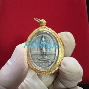 เหรียญพระจอมเกล้า(ร.4)พ่นทรายเนื้อเงิน ด้านหลังพระสยามเทวาธิราช ปี2542 (เลี่ยมทองสุโขทัยลงยาแบบหนา) - Image 2