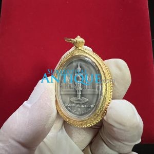 เหรียญพระจอมเกล้า(ร.4)พ่นทรายเนื้อเงิน ด้านหลังพระสยามเทวาธิราช ปี2542 (เลี่ยมทองสุโขทัยลงยาแบบหนา) - Image 3