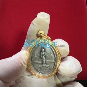 เหรียญพระจอมเกล้า(ร.4)พ่นทรายเนื้อเงิน ด้านหลังพระสยามเทวาธิราช ปี2542 (เลี่ยมทองสุโขทัยลงยาแบบหนา) - Image 4