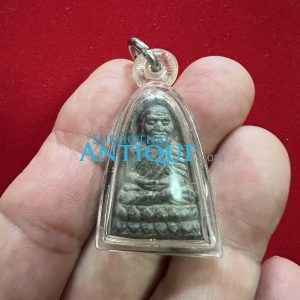 พระหลวงปู่ทวดเนื้อวานพิมพ์ใหญ่ปี 2524 มวลสารสมเด็จวัดระฆังเนื้อมวลสารจัดมาก เลี่ยมพลาสติก - Image 2