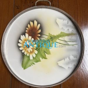 ถาดกระเบื้องโบราณสมัย ร.5 ใบขนาด 16" ลายคล้ายดอกเยบิร่าสีเหลือขาวนำ้ตาลและส้มรวม 2 ดอก สวยงามและสมบูรณ์มากๆ - Image 1