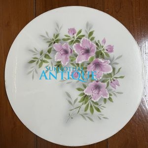 ถาดกระเบื้องโบราณสมัย ร.5 ใบขนาด 20" มีแต่กระเบื้อง ลายช่อดอกสีม่วงขาว คล้ายดอกพู่ระหงษ์ สวยงามและสมบูรณ์ - Image 2
