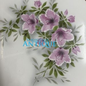 ถาดกระเบื้องโบราณสมัย ร.5 ใบขนาด 20" มีแต่กระเบื้อง ลายช่อดอกสีม่วงขาว คล้ายดอกพู่ระหงษ์ สวยงามและสมบูรณ์ - Image 3