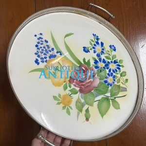 ถาดกระเบื้องโบราณขนาดสผ.18" ดอกกุหลาบบาน 3 ดอก มีชมพู 1ดอก เหลืองส้ม 2 ดอก และช่อนำ้เงินกลางเหลือง มีรอยบิ่นเล็กใกล้หู - Image 3