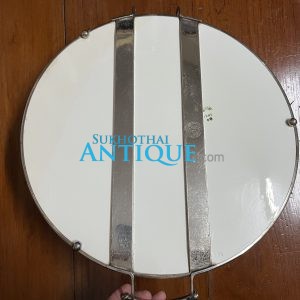 ถาดกระเบื้องโบราณขนาดสผ.18" ดอกกุหลาบบาน 3 ดอก มีชมพู 1ดอก เหลืองส้ม 2 ดอก และช่อนำ้เงินกลางเหลือง มีรอยบิ่นเล็กใกล้หู - Image 4