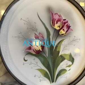 ถาดกระเบื้องโบราณสมัย ร.5 ใบขนาด 16" ลายคล้ายดอกทิวลิปสีนำ้ตาลเหลืองและชมพู 3 ดอก สวยงามและสมบูรณ์มากๆ - Image 3