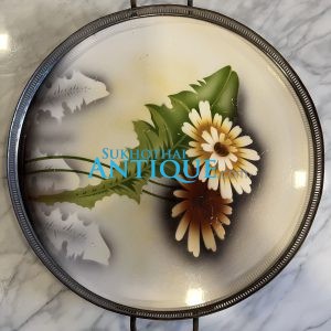 ถาดกระเบื้องโบราณสมัย ร.5 ใบขนาด 16" ลายคล้ายดอกเยบิร่าสีเหลือขาวนำ้ตาลและส้มรวม 2 ดอก สวยงามและสมบูรณ์มากๆ - Image 2